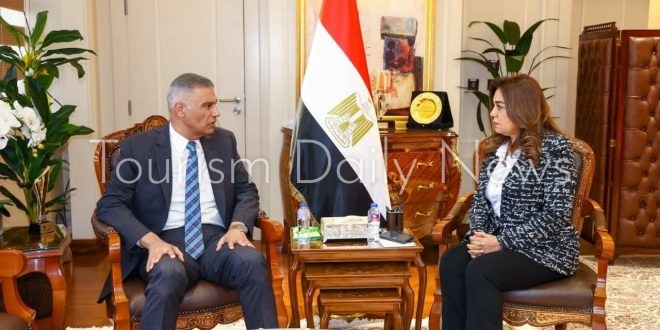 وزيرة التنمية المحلية تتابع مشروعات منظومة النظافة بأسوان