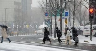 إنذار برتقالي.. تساقط الثلوج يتسبب في اضطرابات على طرق فرنسا ومصرع 5 أشخاص