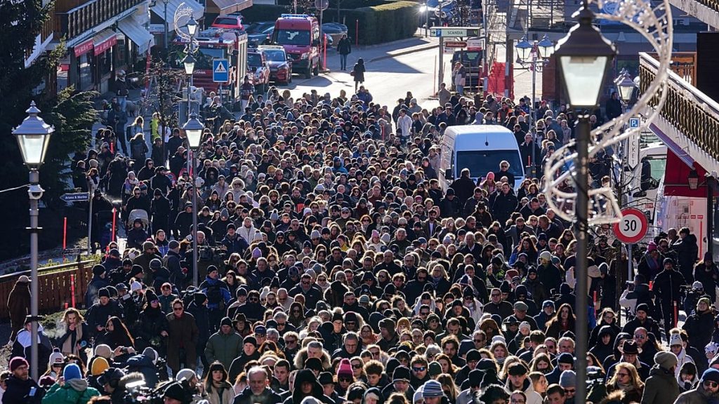 فيديو. سكان كرانس – مونتانا يشاركون في مسيرة صامتة حدادًا على ضحايا الحريق