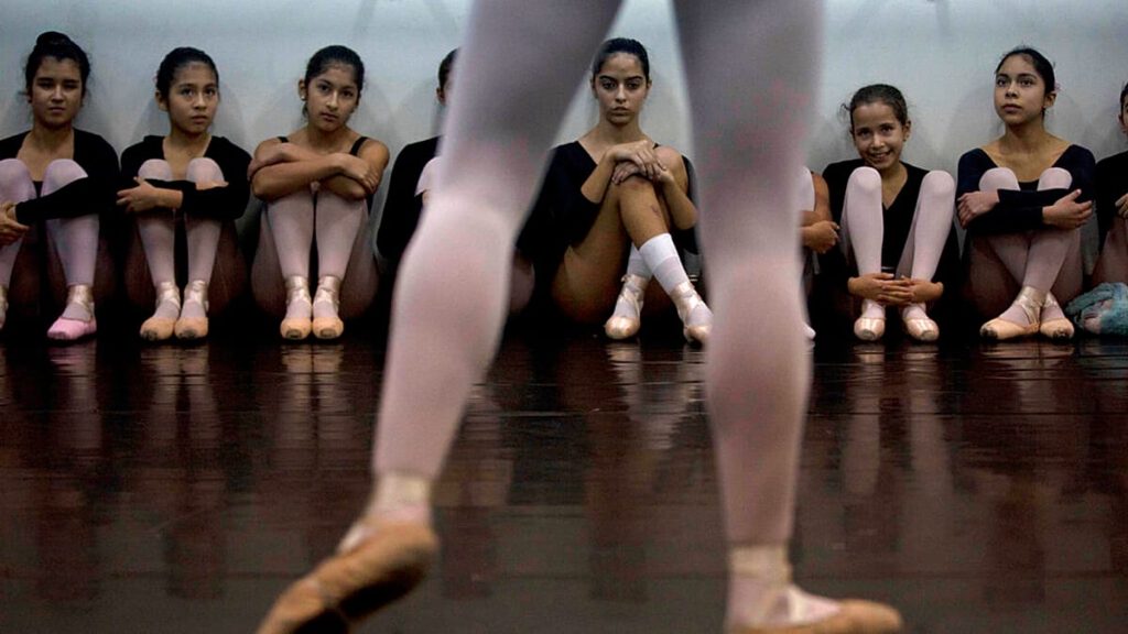 فرنسا: بدء محاكمة مدرب رقص متهم باغتصاب 14 امرأة