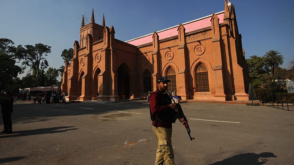 هجوم انتحاري يستهدف حفل زفاف في شمال غرب باكستان ويوقع قتلى وجرحى