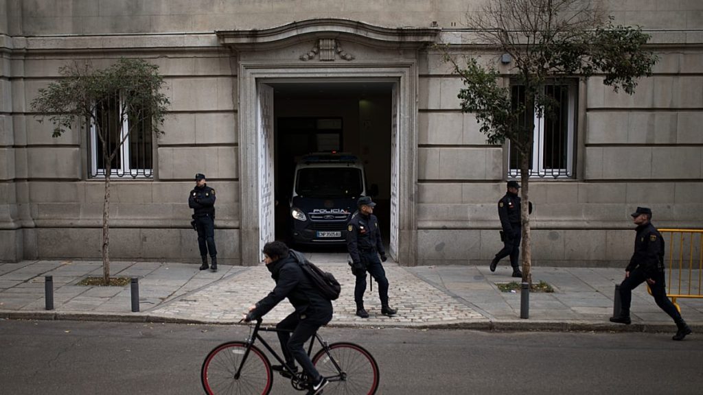 محكمة إسبانية تقضي بسجن باكستاني 36 عامًا بعد إدانته بقتل ثلاثة أشقاء مسنين