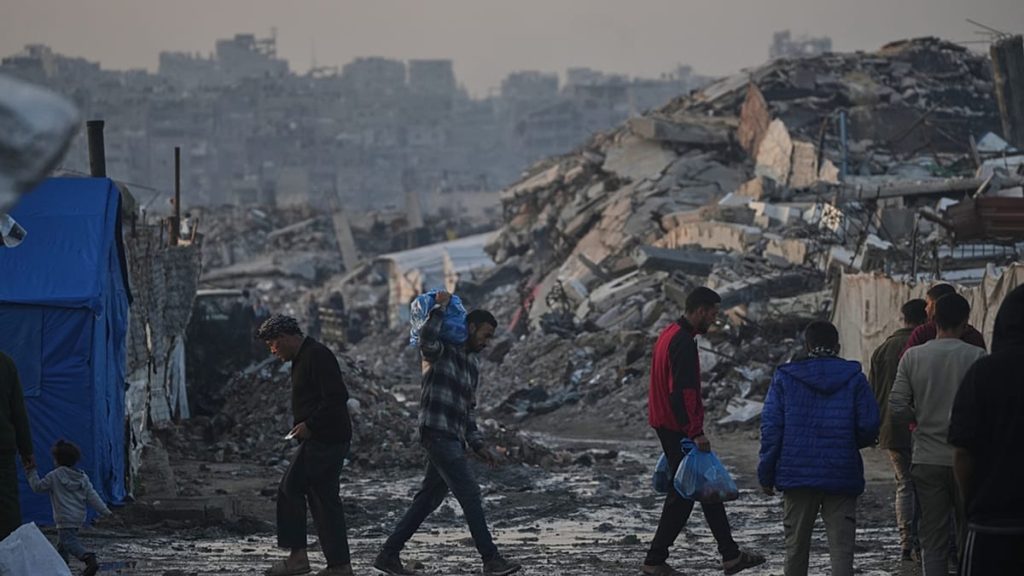 غزة: 70 مليون طن من الركام.. حياةٌ معلّقة وحصارٌ يمنع الإعمار