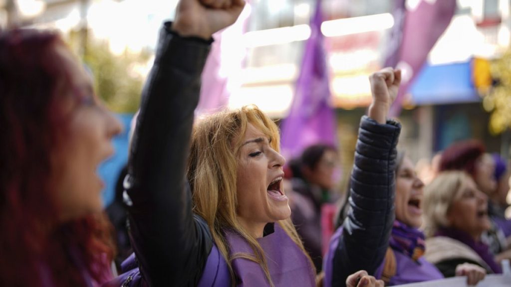 احتجاجات في إسطنبول بعد العثور على جثة امرأة مقطوعة الرأس داخل حاوية قمامة