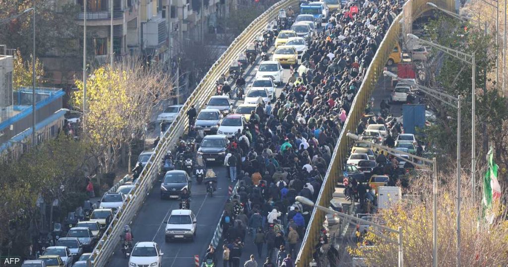 إيران وسياسة “العصا والجزرة” في مواجهة الاحتجاجات