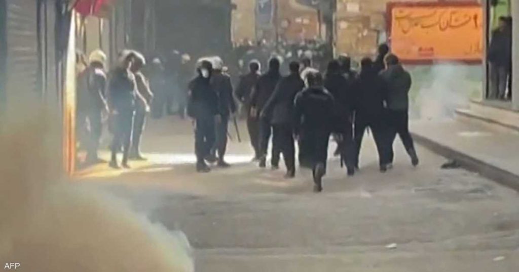 ترامب يتوعد طهران “بالضرب بشدة” إذا قتلت المتظاهرين