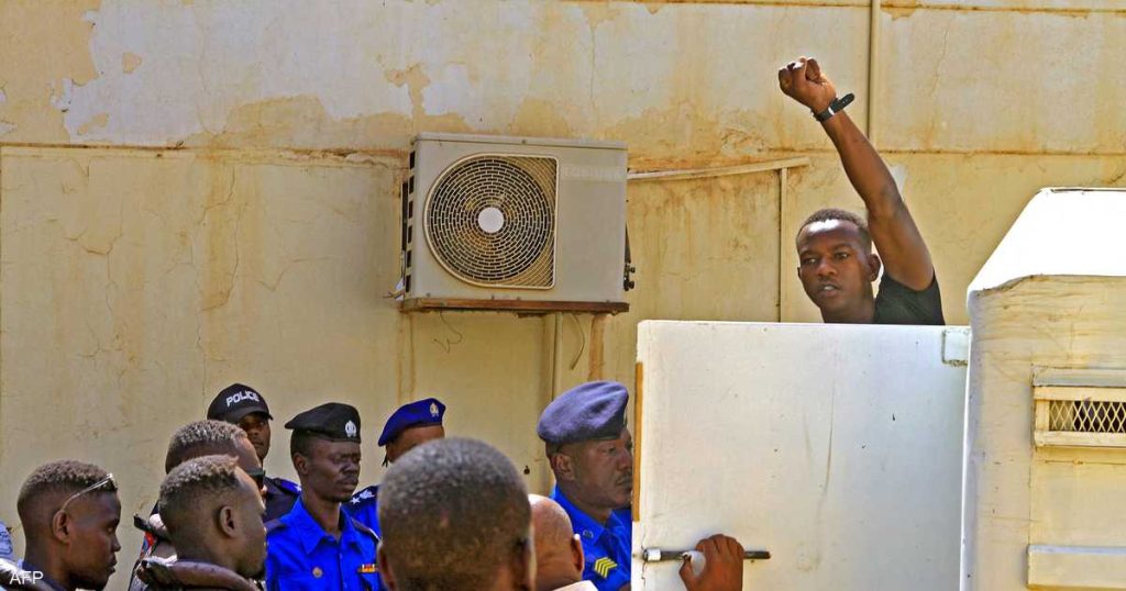 خاصمسلحون داخل المحاكم.. مخاوف من قضاء تحت الترهيب في السودان