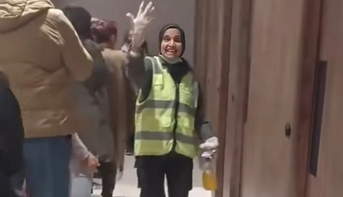هكذا خطفت عاملة نظافة مصرية قلوب السياح في المتحف المصري الكبير