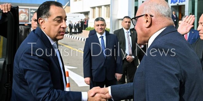 رئيس الوزراء يتفقد تطوير مصنع عربات السكك الحديدية ومترو الأنفاق بحلوان