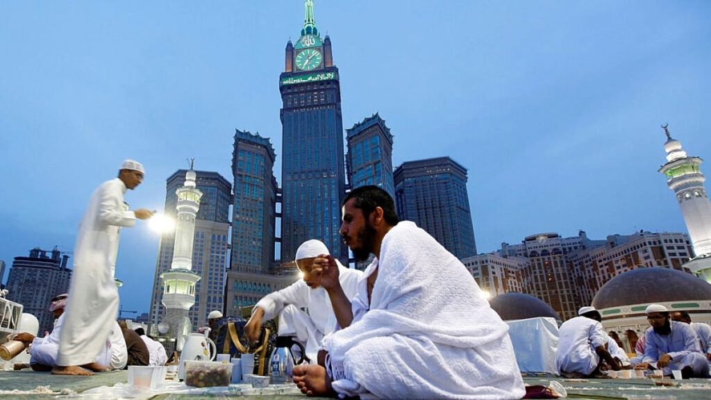 هل تنعكس الخلافات بين أبوظبي والرياض على تحديد أول أيام شهر رمضان؟