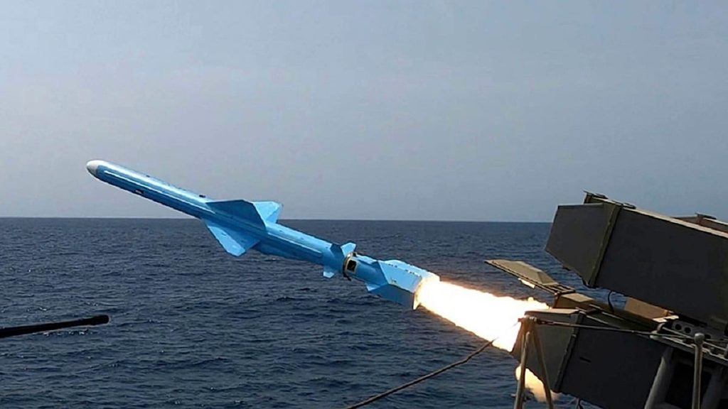 العدّ التنازلي للضربة الأمريكية يبدأ: إيران تحشد صواريخها ولاريجاني يتقدّم إلى واجهة القرار