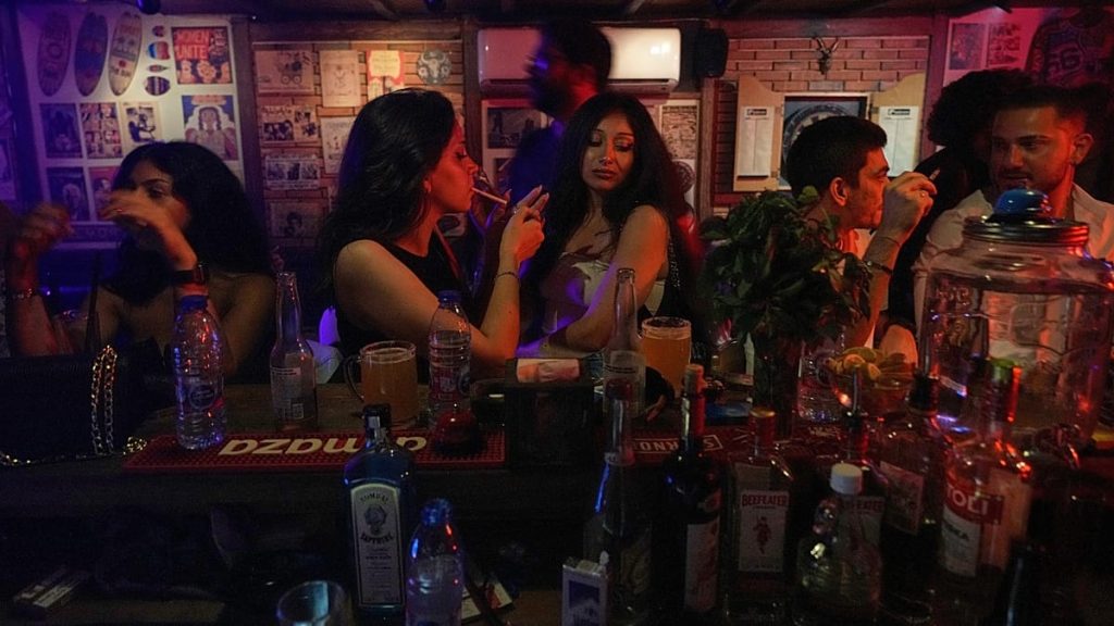 منع الماكياج والرقص والاختلاط في بعض المدن السورية.. إطار تنظيمي أم تشدد ديني؟