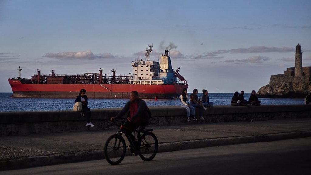 دعوة إلى “تغيير جذري”.. الولايات المتحدة تخفف الحظر النفطي عن كوبا