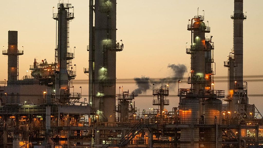 أسعار النفط تسجل أعلى مستوى لها منذ 7 أشهر على ضوء التوتر بين أمريكا وإيران