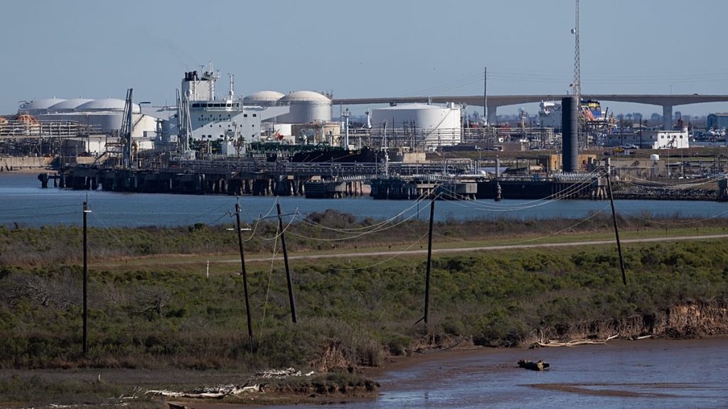 واشنطن تخفف عقوبات الطاقة على فنزويلا وتجيز لخمس شركات نفطية استئناف عملياتها