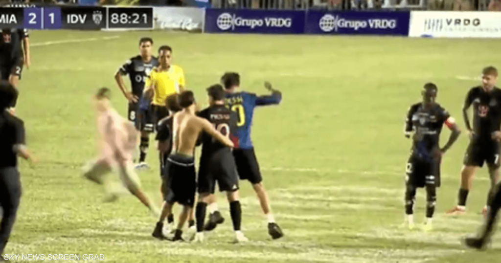 فيديو.. ميسي يسقط أرضا بعد اقتحام مشجعين الملعب