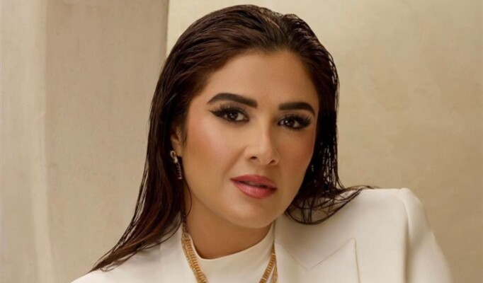 فستان “الانتقام”.. ياسمين عبدالعزيز بإطلالة حمراء جريئة في “وننسى اللي كان”