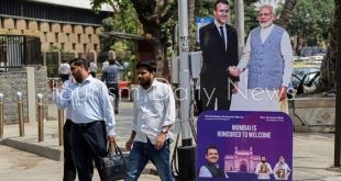 ماكرون يفاجئ الهنود ويجري في شوارع مومباي وسط المارة بممشى مارين درايف