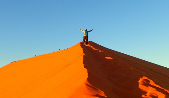 صحراء سوسوسفلي في ناميبيا: لوحة فنية من الرمال الحمراء