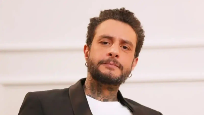 بعد رحيل والدتهما .. أحمد الفيشاوي برفقة شقيقه عمر