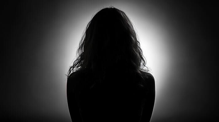 نجمة شهيرة تنشر صورًا جريئة من غرفة النوم