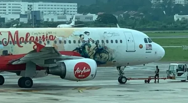 فنان تشكيلي يقاضي “إير آسيا” لانتهاك حقوق جداريته الشهيرة