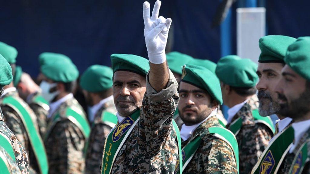 “بمعلومات قدمها إيرانيون”.. إسرائيل تستهدف قوات “الباسيج” في طهران وتقتل عناصرها