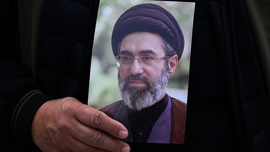 “مجتبى خامنئي حيّ”.. تساؤلات استخباراتية حول حالته الصحية وموقعه في قيادة إيران