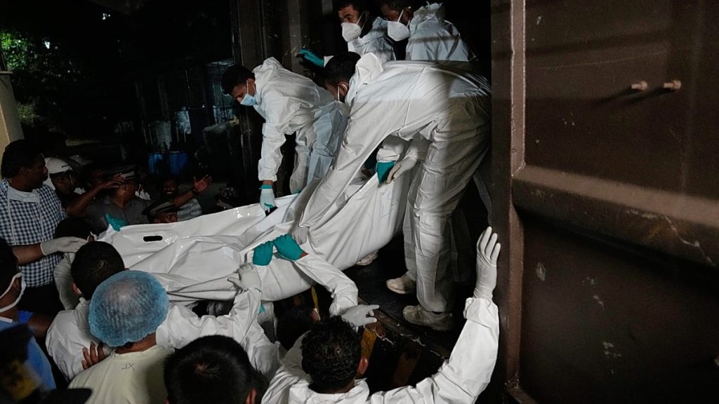 فيديو. وصول جثامين بحارة إيرانيين إلى مشرحة في سريلانكا بعد غرق سفينة حربية