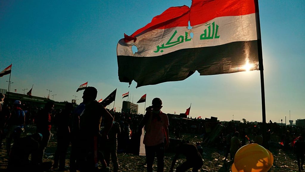 تمدد الحرب يتعمّق في المنطقة: مقتل ضابط في استهداف مقرّ المخابرات ببغداد