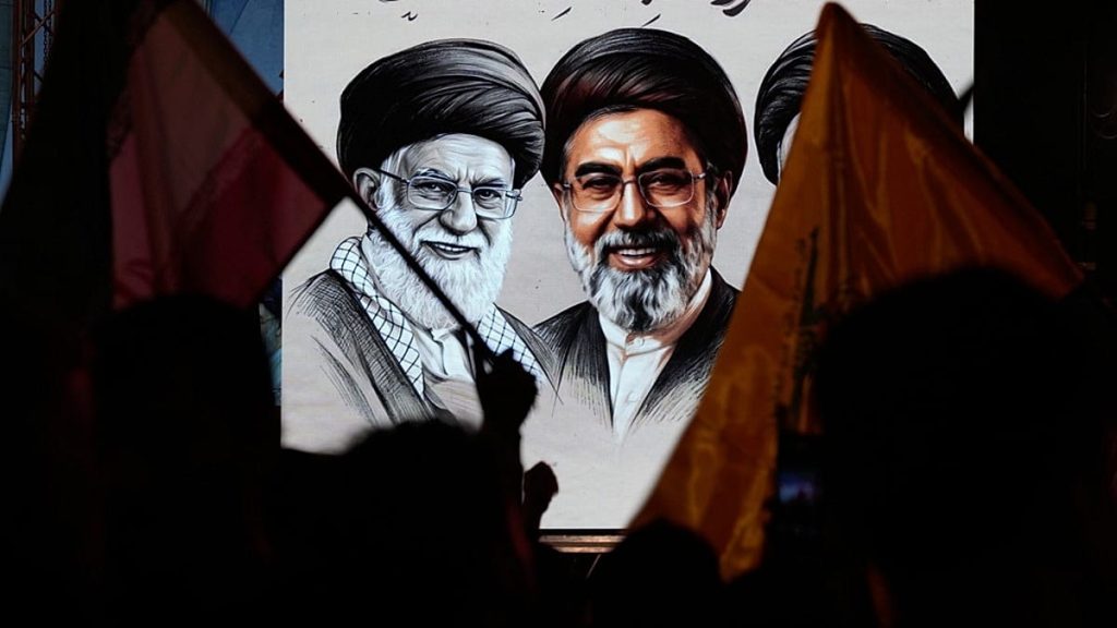 “ليس ذكياً بما يكفي”.. هل كان خامنئي يخشى توريث الحكم لنجله مجتبى؟