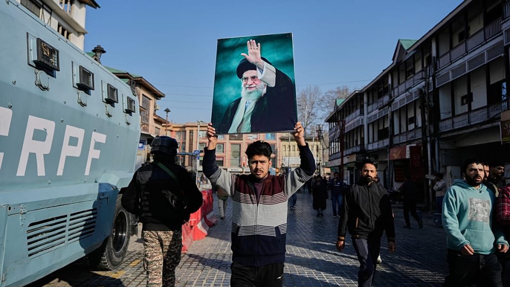 بين وصفه بـ”المجرم” و”الشجاع”.. كيف تفاعل العرب مع مقتل علي خامنئي؟