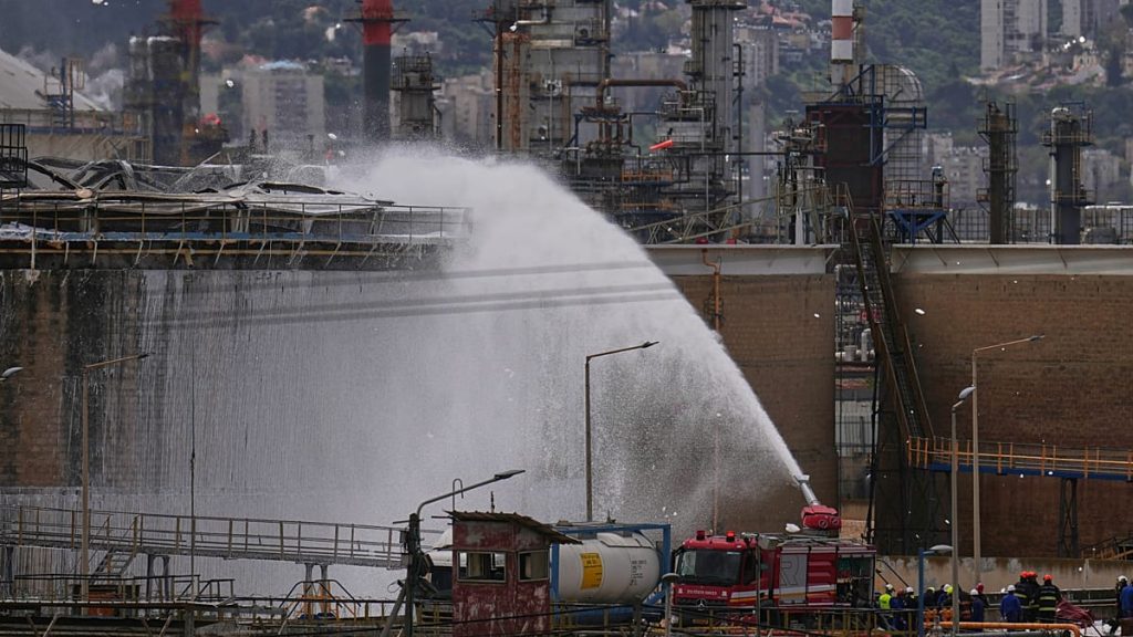 “الرد سيأتي قريباً”.. ترامب يحذر إيران بعد استهداف أكبر مصفاة نفط في إسرائيل