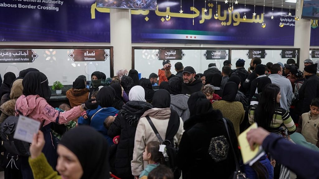 نزوح عكسي.. دمشق تفتح معابرها أمام عودة آلاف السوريين الفارّين من التصعيد الإسرائيلي في لبنان