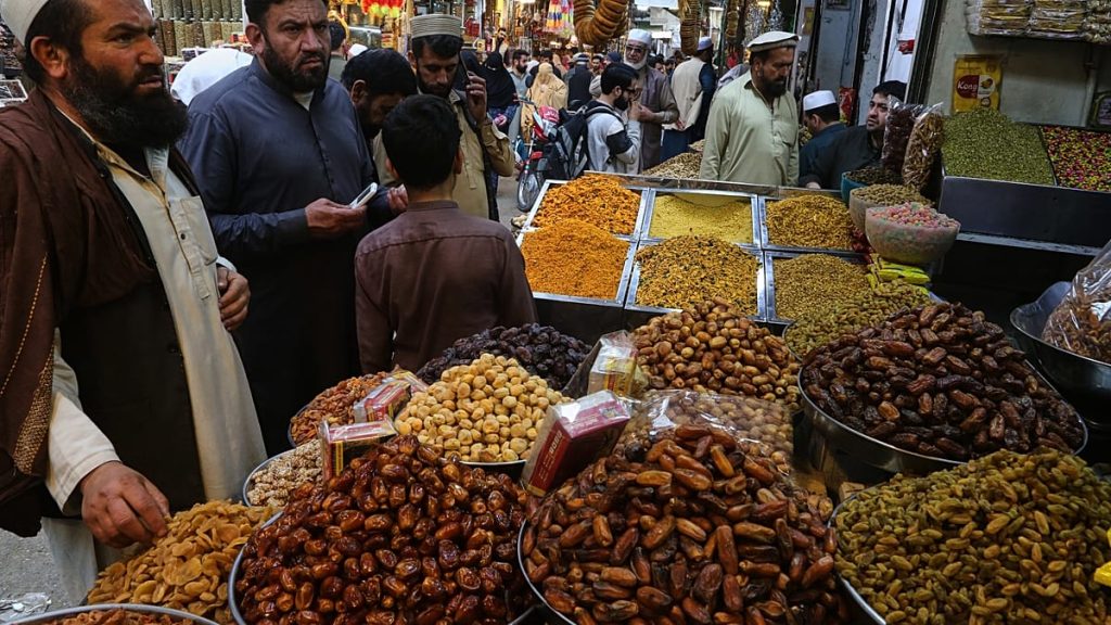 قفزة في الأسعار ونقص في المواد: الحرب في إيران تلقي بظلالها على موائد رمضان في إندونيسيا