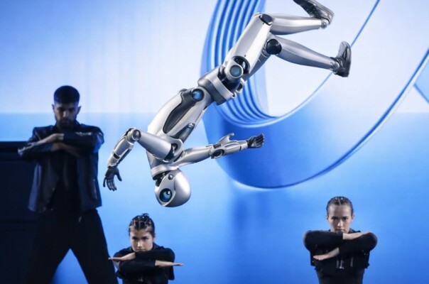 من الهواتف إلى الروبوتات.. Honor تكشف أول إنسان آلي لها