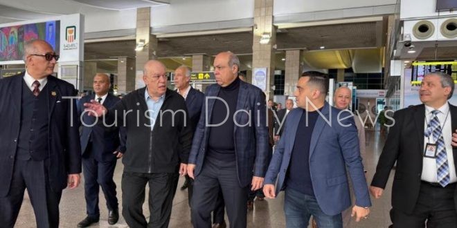 وزير الطيران يتابع انتظام حركة السفر والوصول ومستوى الخدمات بمطار القاهرة