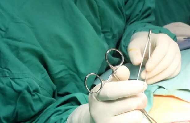 نجمة شهيرة تقرر توديع ثدييها لمواجهة آلام الظهر المزمنة