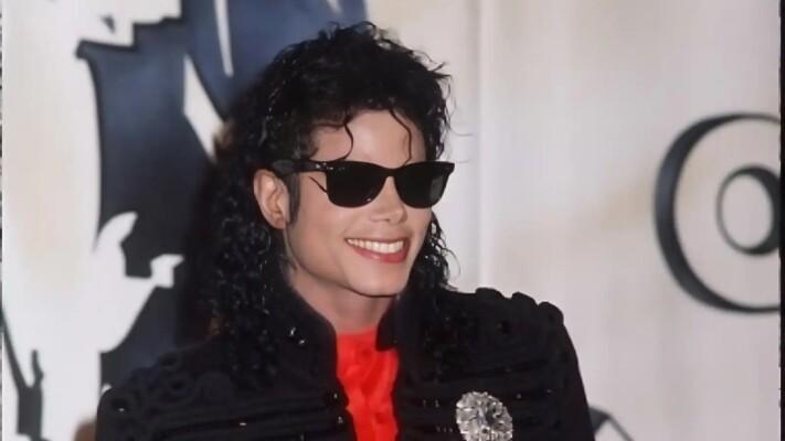 أربعة أشقاء يصفون مايكل جاكسون بـ “مفترس الأطفال” ويستعيدون ذكريات طفولتهم معه