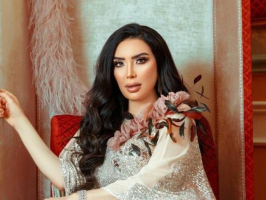 عبير صبري تختار فستاناً من أكياس البلاستيك والآراء تنقسم