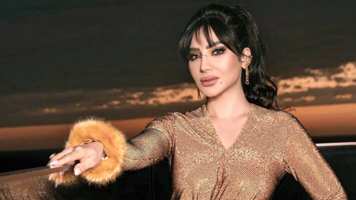 فستان أنيق و قبعة ملكية.. إطلالة لجين عمران تخطف الأنظار