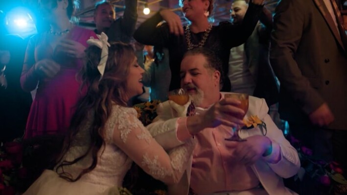 موقف طريف بين طارق تميم وكارول عبود خلال تصوير مشهد وفاته في “بالحرام”