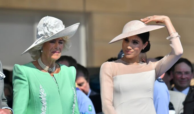 الملكة كاميلا توجه اتهامات مثيرة للجدل لـ ميغان ماركل في تسريبات سرية