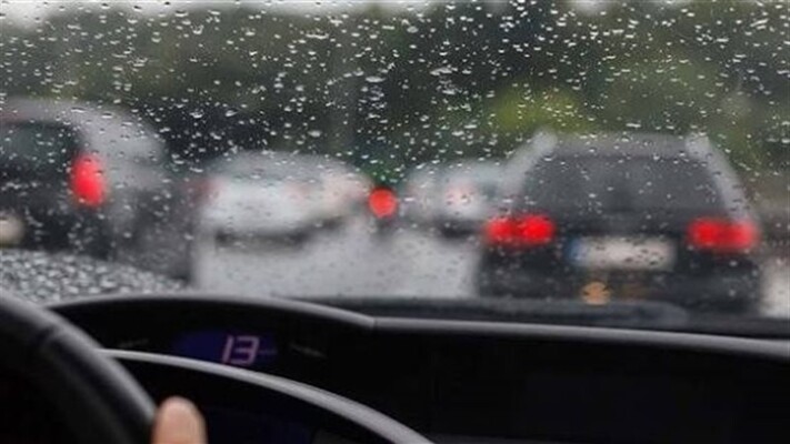 10 أخطاء بشرية تحول القيادة تحت المطر إلى مغامرة خطيرة!