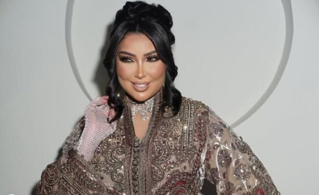 عباءة مزينة بالورود ومجوهرات ذهبية .. دنيا بطمة تخطف الأنظار