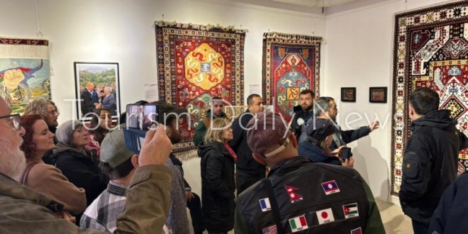 من “يورد” إلى “جيلابي سيراميك”.. سياح عالميون يكتشفون كنوز لاجين الحرفية