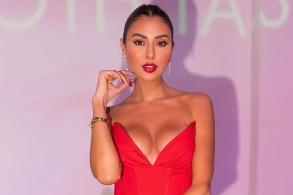 بعد الجدل حول حملها الثاني.. مريم حسين تخطف الأنظار بإطلالة جريئة