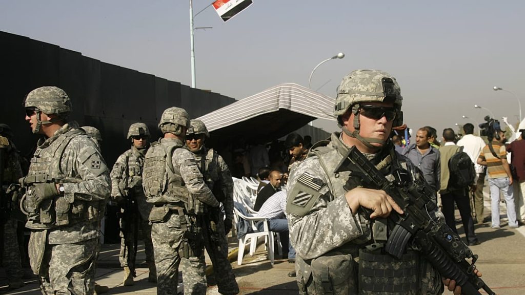 “تشعر كأنك فريسة”.. شهادة أمريكي أُسقطت مروحيته في العراق تعود مع لغز الطيار المفقود في إيران