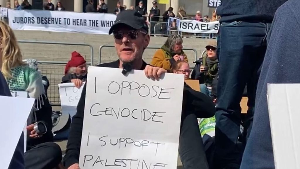 اعتقال روبرت ديل نجا من فرقة “ماسيف أتاك” في احتجاج “بالستاين أكشن” بلندن