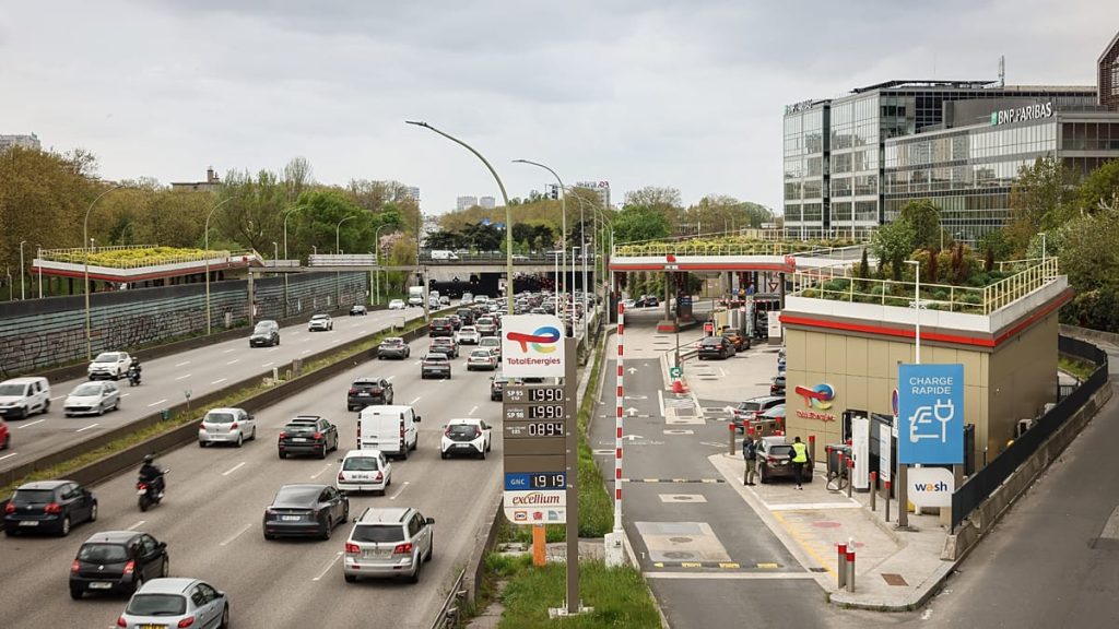 فيديو. عمال البناء يغلقون طرقا في فرنسا احتجاجا على ارتفاع أسعار الوقود